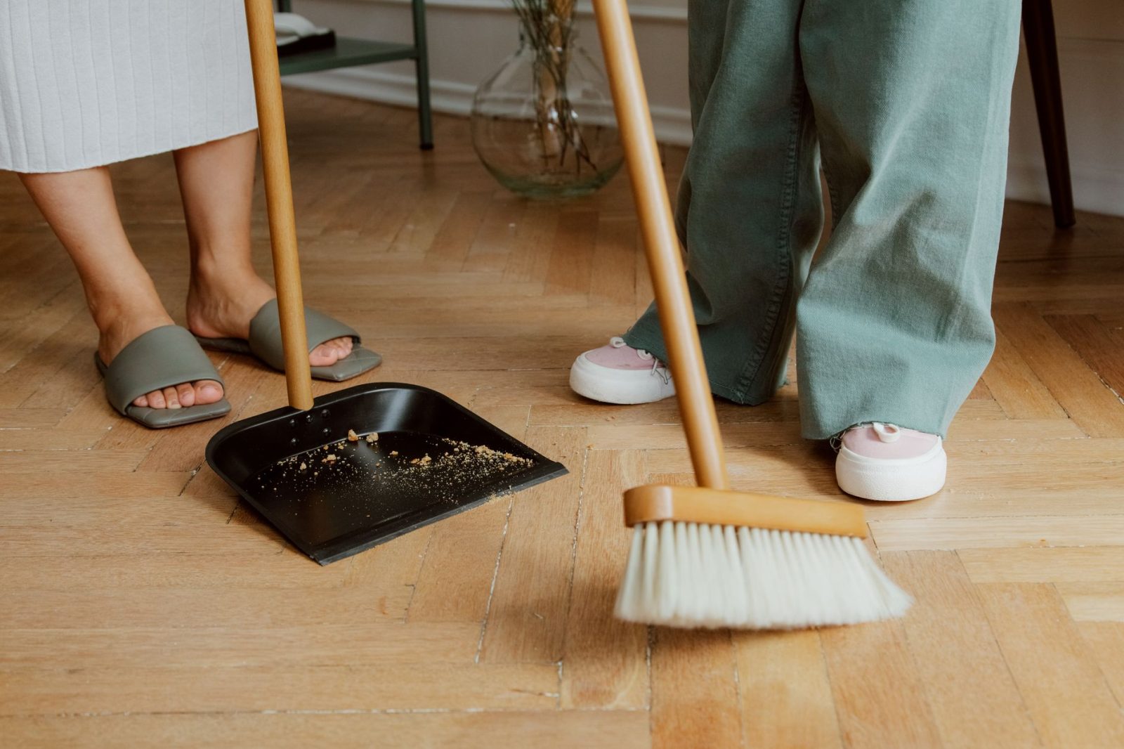 Lepiaci valček s dlhou rúčkou: Praktický pomocník na podlahy a koberce