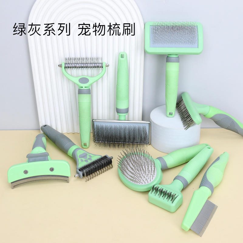 Zelenosivá kefa na vyčesávanie srsti pre psov a mačky